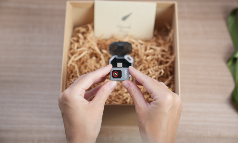 Miniature mobile phone thermal imager