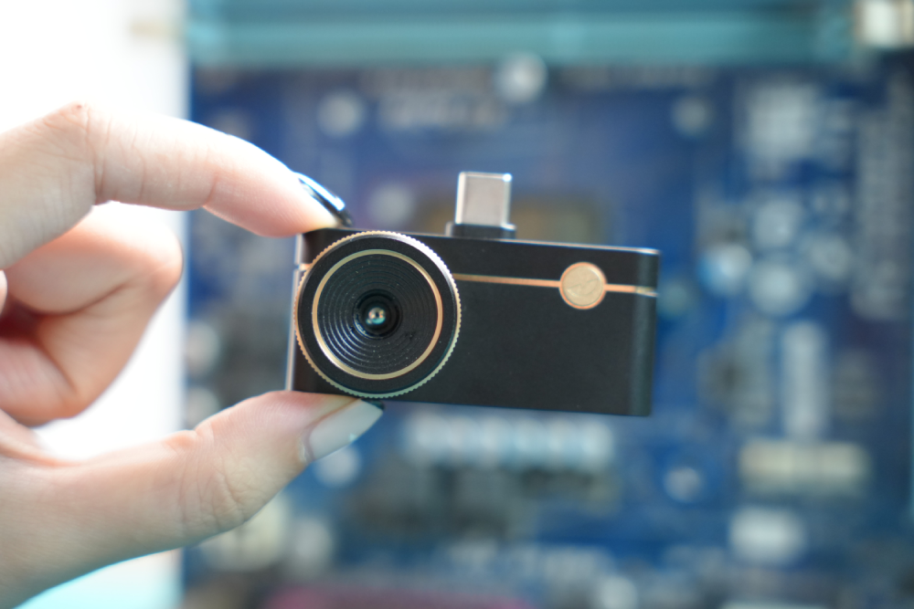 Thermal Master P3 connected to a smartphone for PCB thermal inspection.