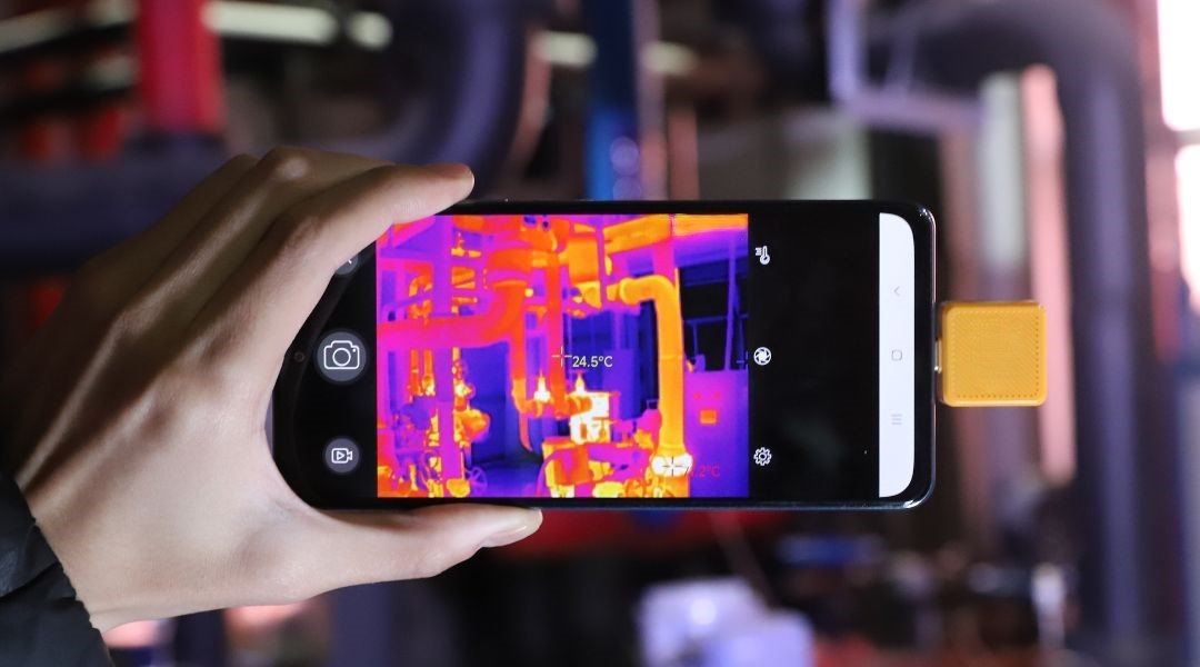 Inspecting pipelines using a smartphone thermal camera
