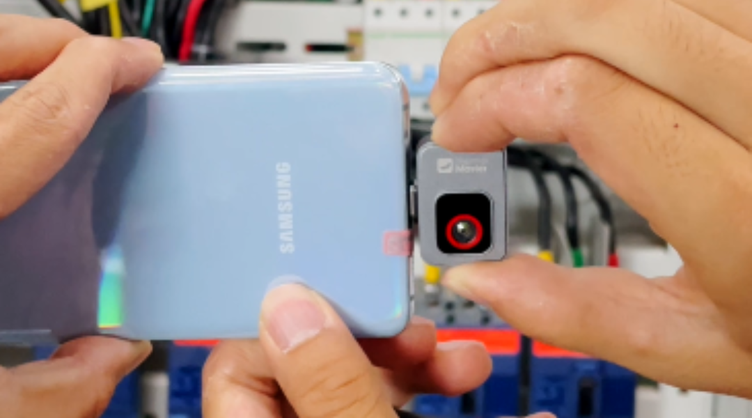 The Thermal Master P2 is plugged into a smartphone.