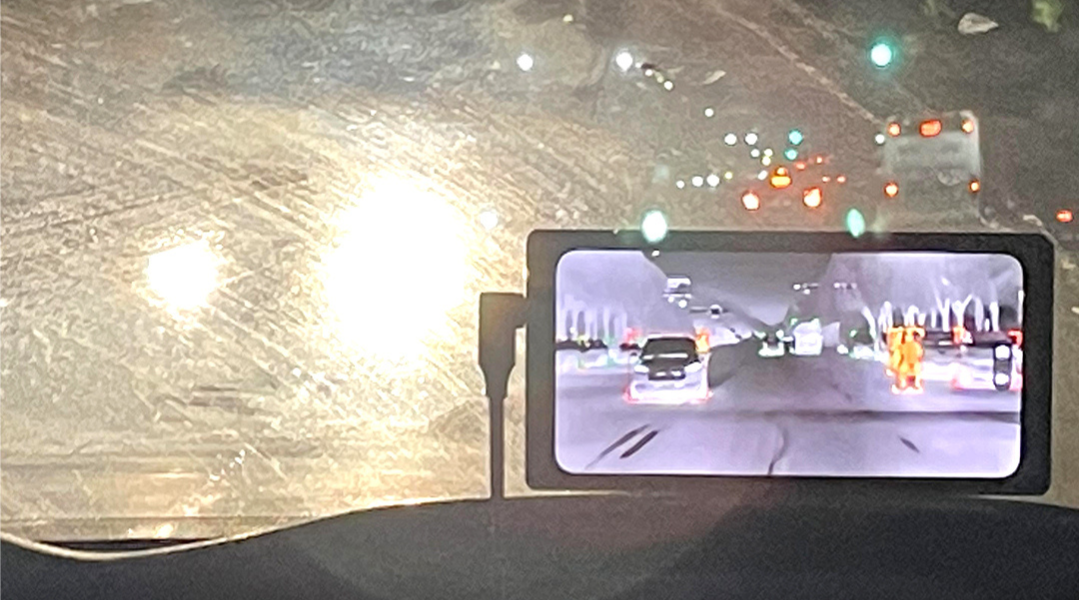 Car Night Vision can also provide a clear image even when the oncoming headlights shine directly into it.