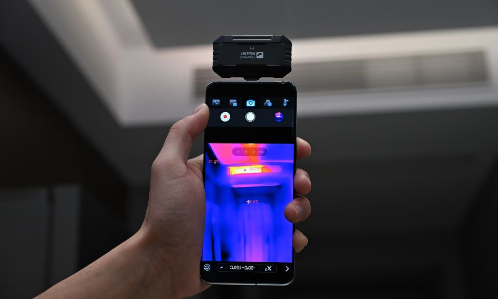 Mobile phone thermal imager detects heat pump