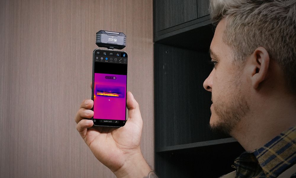 男子拿着thermal imaging cameras for iPhone