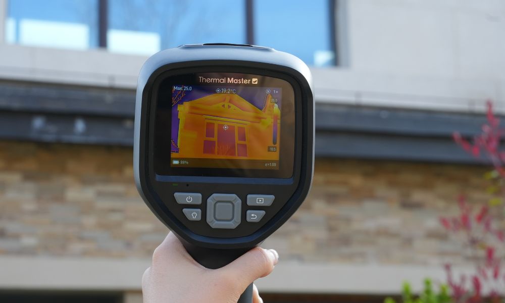 Using a handheld thermal imager to inspect house walls