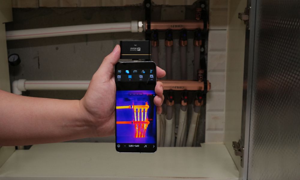 Inspecting Water Pipes Using a Smartphone Thermal Camera