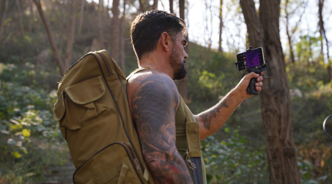 Using thermal imaging birdwatching binoculars