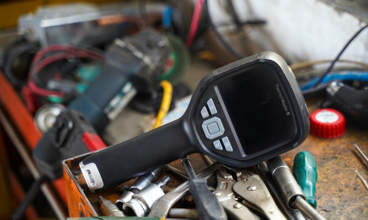 Prepare a handheld thermal imager to inspect electrical appliances.